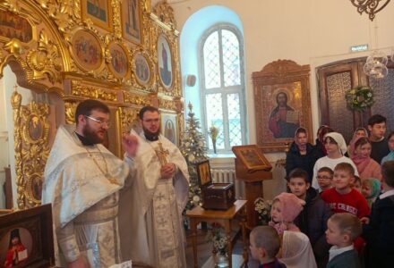 В праздник Рождества Господа и Спаса нашего Иисуса Христа, в храме Покрова Пресвятой Богородицы при Смоленской семинарии состоялась праздничная Божественная литургия